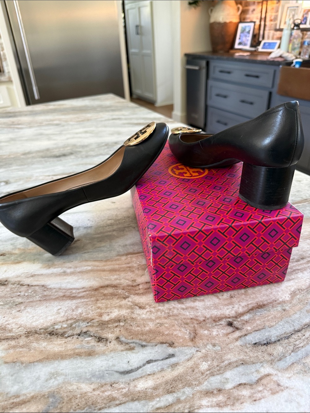 TORY BURCH Hope Pump black leather w/ Gold emblem sz 9.5 - Picture 5 of 6
